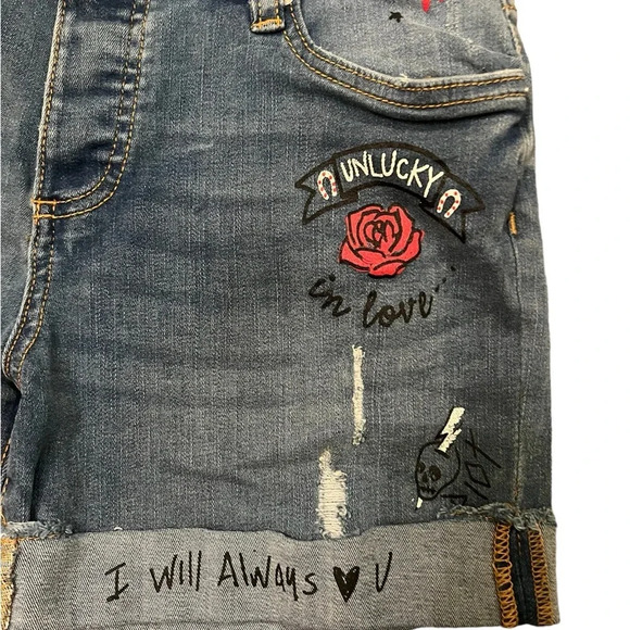 Cute Jean shorts with writing on the legs, size 5 - Picture 4 of 6